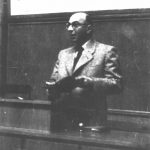 Hans Mayer im Vorlesungssaal, wahrscheinlich bei der Anmoderation von Günter Grass im Hörsaal 40, ca. 1961│FS N03313 UAL