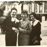 Felicia Hart mit Freundinnen vor dem Leipziger Hauptbahnhof, Juli 1933 | Quelle: Hubert Lang, Privatsammlung.