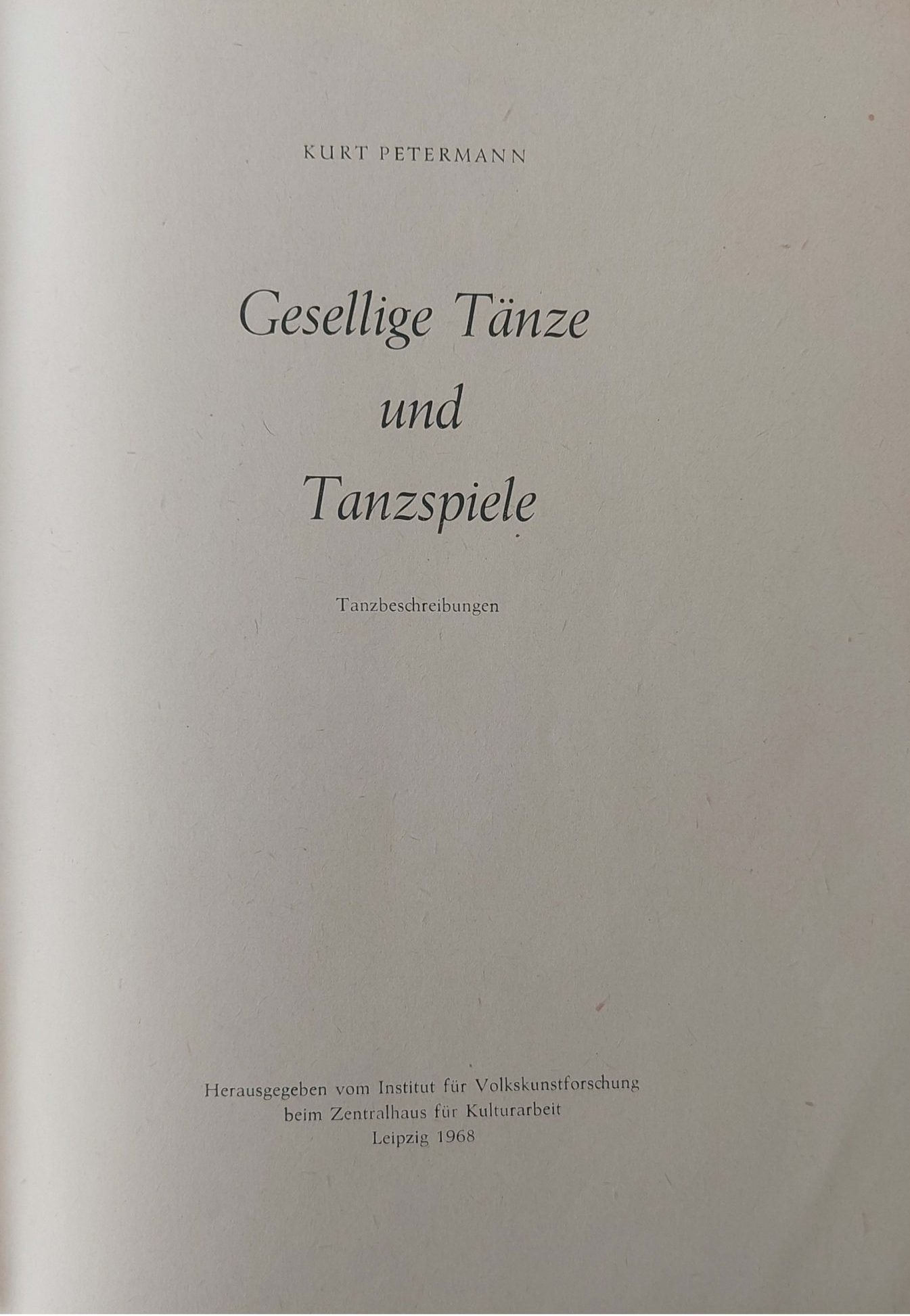 Galerie: Publikation Gesellige Tänze und Tanzspiele und Notenbeilage mit Klaviersätzen von Eva Hillmann, herausgegeben 1968 von Kurt Petermann | Privatbesitz Eva Hillmann.